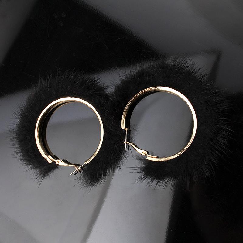 1 пара украшений Великолепный плюшевый дизайн Серьги для повседневной носки Модные золотые серьги-кольца Универсальный пушистый меховой дизайн милый многоцветный