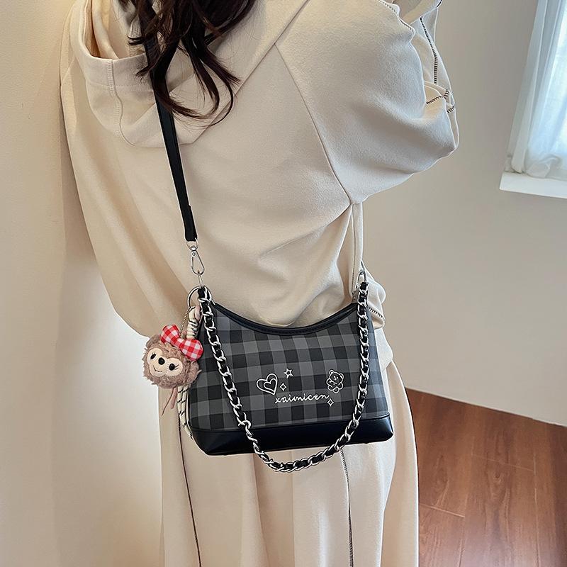 Премиальная маленькая сумка в иностранном стиле женская 2025 новая летняя универсальная на плечо под мышку сумка для通勤 супер огонь сумка-ведро