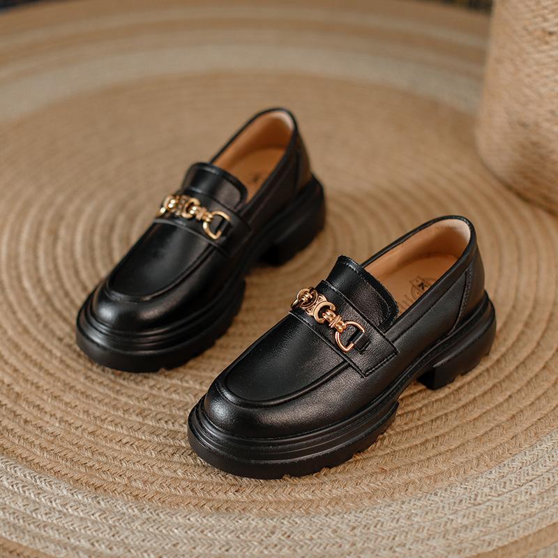 Женская обувь на весну и осень. Кожаные туфли с цепочкой в британском стиле. Универсальные повседневные туфли на плоской подошве. Кожаные лоферы на толстой подошве.