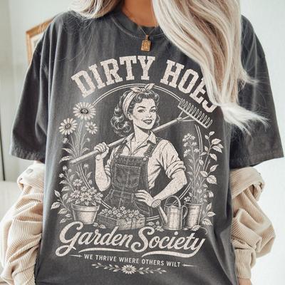 Футболка Comfort Colors® Dirty Hoe Garden Society, Забавная футболка для садоводства, Подарок любителю растений, Винтажная футболка для сада, Цветочная футболка в стиле cottagecore, Мама растений