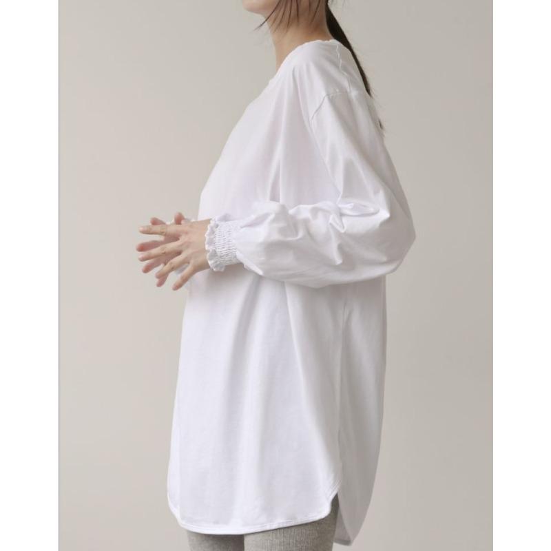 Шикарная белая футболка с длинными рукавами, закругленным подолом и застежкой на манжетах