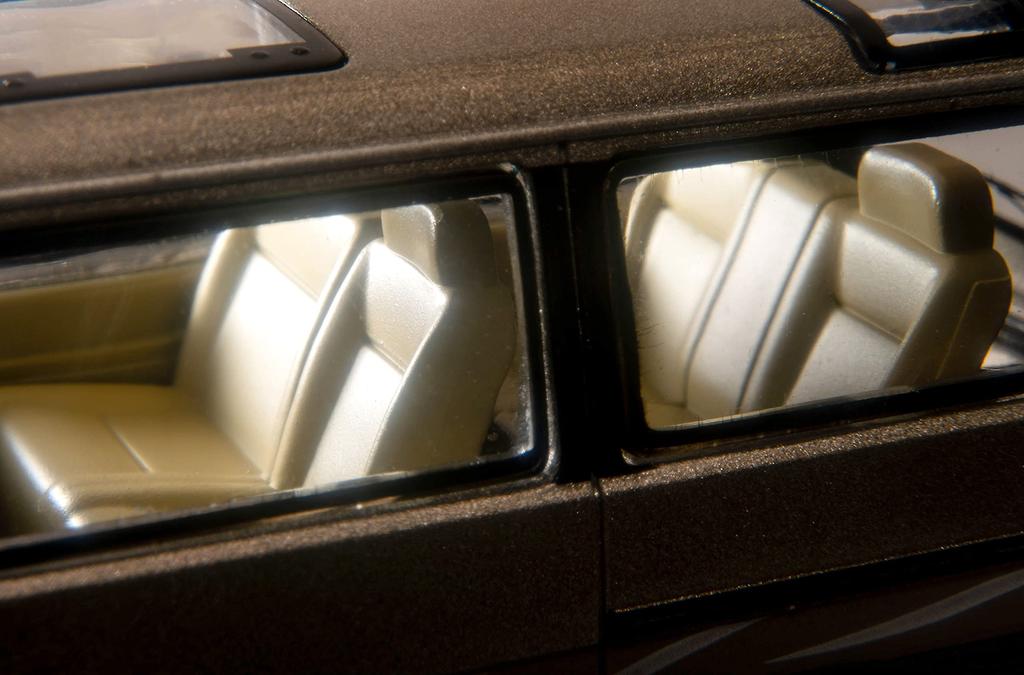 Tomytec Tomica Limited Vintage Neo Scale Toyota Hiace Wagon Super Custom Limited Finished Model 1/64 LV-N216c Beige/Brown