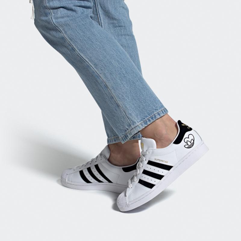 adidas Женские кроссовки Superstar 'Логотип Сердце Белые' FY4755