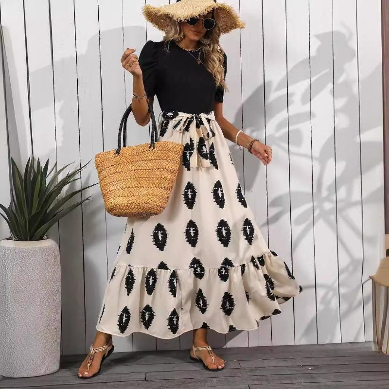 Женское платье с геометрическим принтом, круглым вырезом, рукавами-фонариками и оборкой по низу