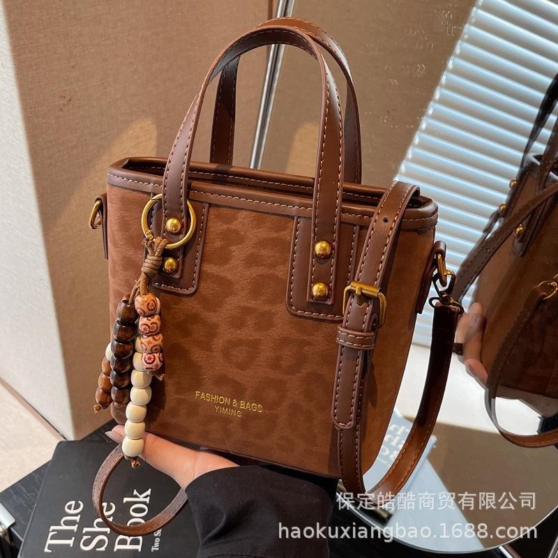 Junior leopard print hand bag women's 2025 new autumn and winter super fire commuter women's bag going out shoulder crossbody bucket bag