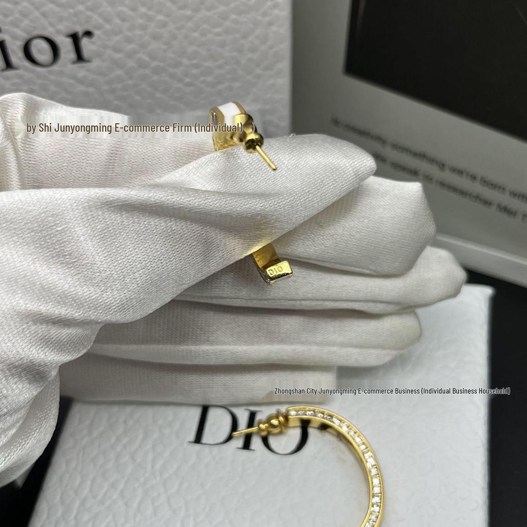 Черно-белые эмалированные серьги-полукольца с бриллиантовой инкрустацией и буквами для женщин