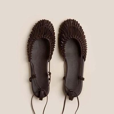 Римские сандалии на низком каблуке, уличные плетеные сандалии с полым кружевом на шнуровке и круглым носком