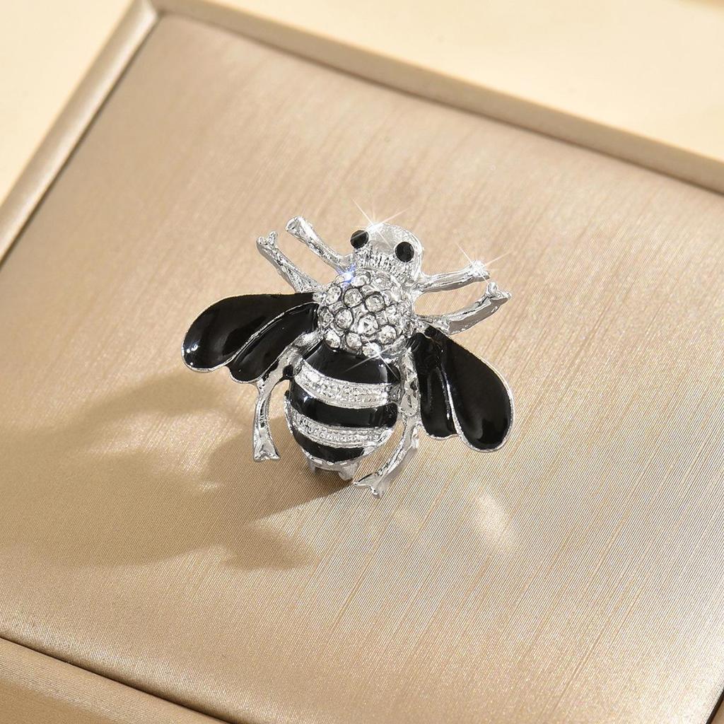 Элегантная брошь в виде пчелы со стразами - уникальный аксессуар в виде насекомого с эмалью