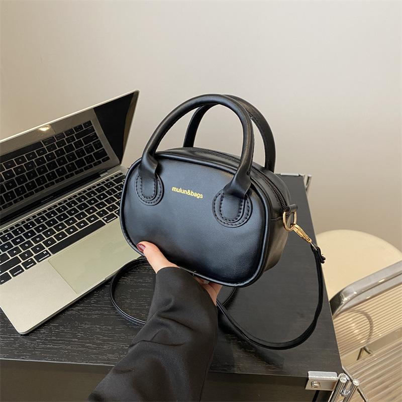 О текстуре контрастного цвета маленькая сумка женская весна 2024 новая популярная сумка-мессенджер модная ниша подмышки маленькая квадратная сумка