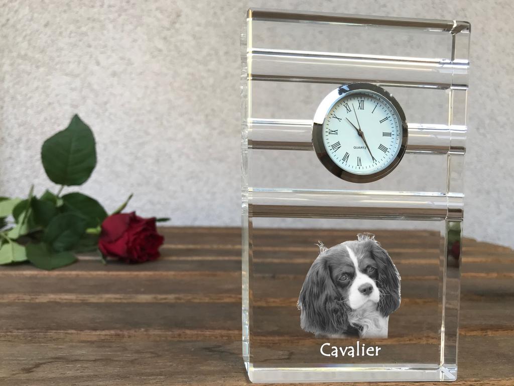 Кавалер-кинг-чарльз-спаниель - стеклянные часы с фотографией, фото собаки в хрустале, персонализированные настольные часы от бренда Art-Dog