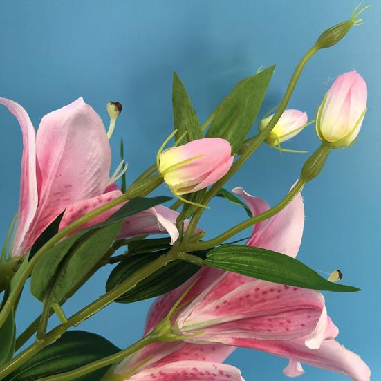 Широко используемый поддельный цветок лилии, яркий, безопасный, декоративный