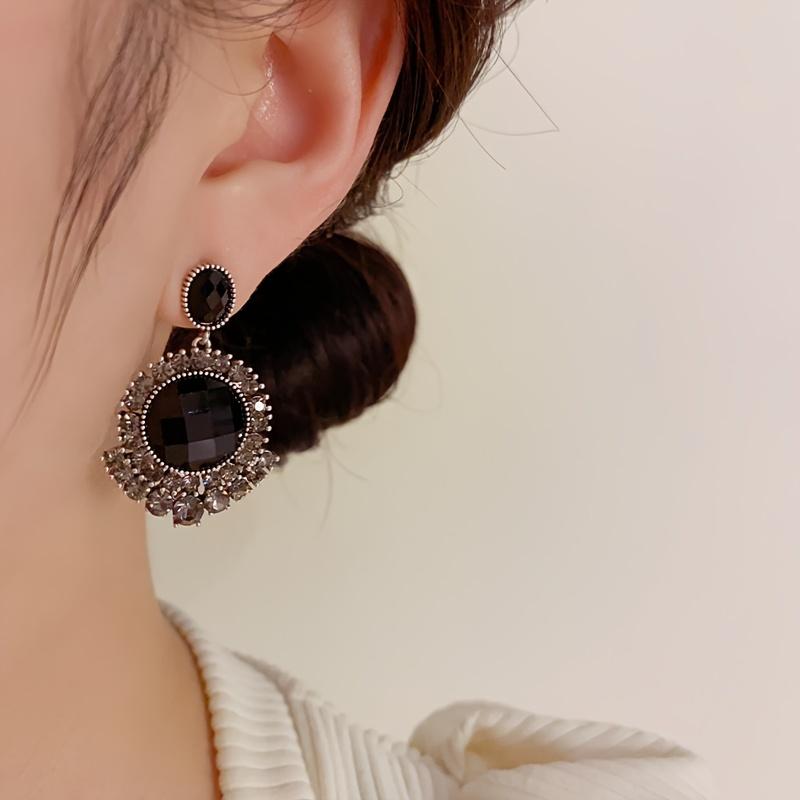 1Pair of Stylish Ladies Earrings with Elegant Black Pendant Design for A Stylish and Versatile Look