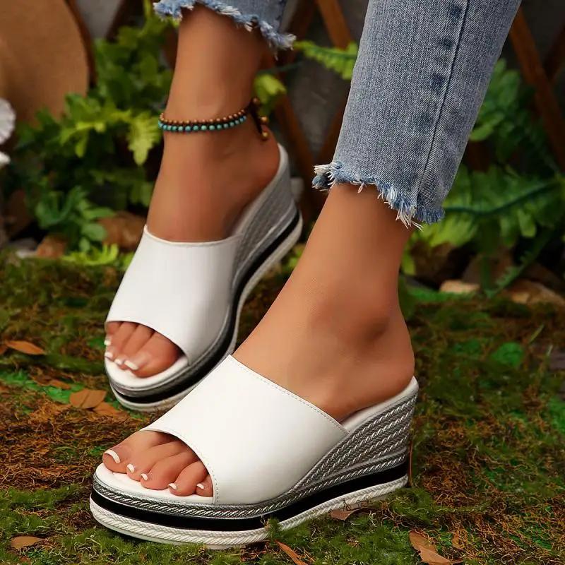 Модные классические шлепанцы на ремешке из полиуретана для женщин 2025 лето дизайнерский бренд массивная платформа клиновидный каблук слайды сексуальные богемные пляжные сандалии