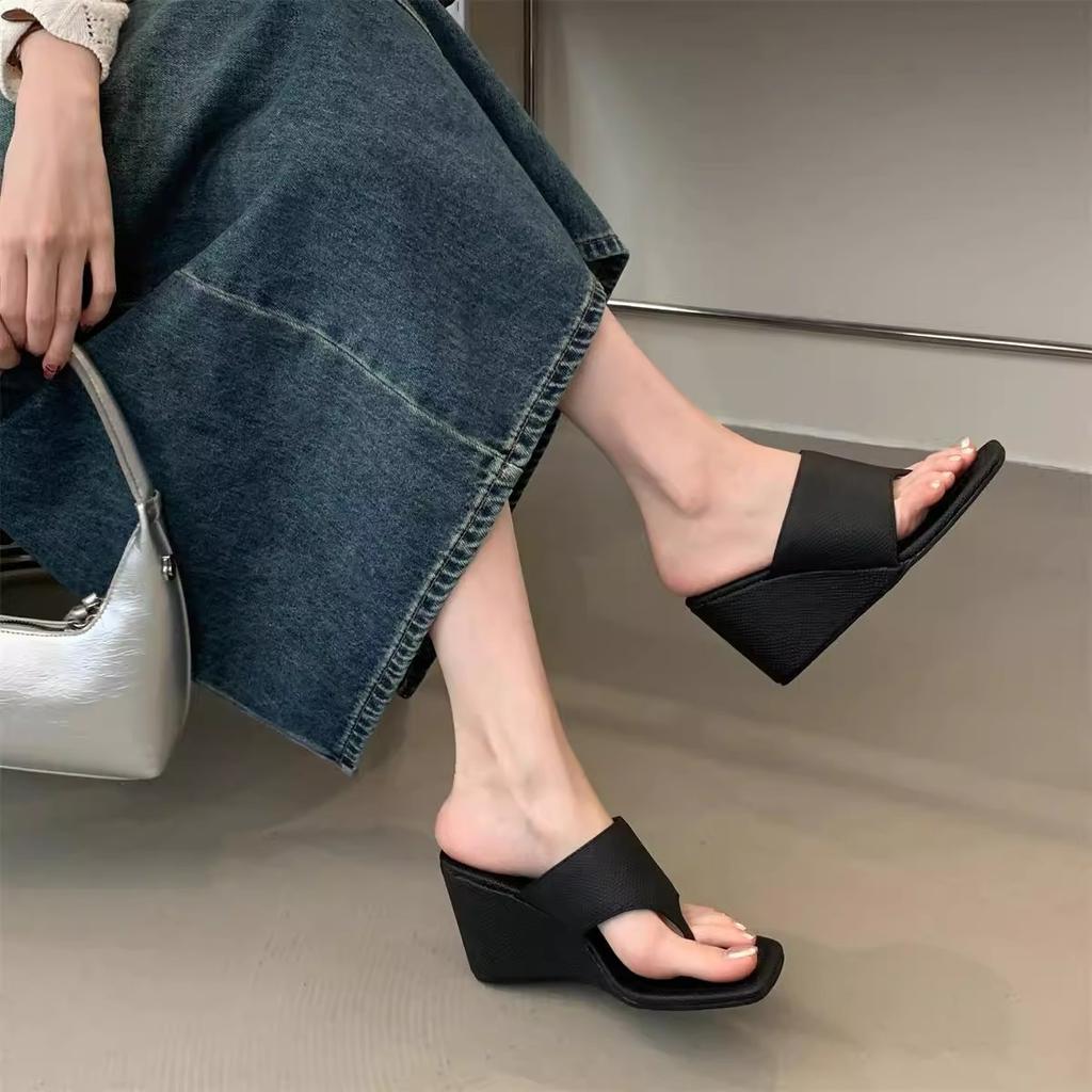 Fashion Spring and Autumn New Style Fashion Slimming Slope Heel Korean Version Bare Toe Flip Flops Cool Slippers Sandals Zapatos Mujer