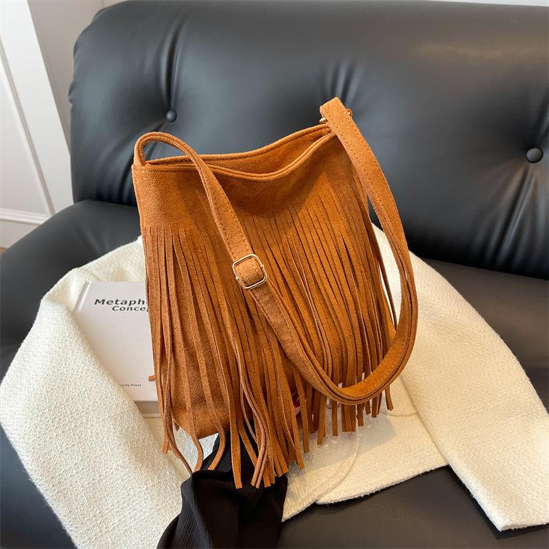 Женская сумка через плечо с кисточками через плечо