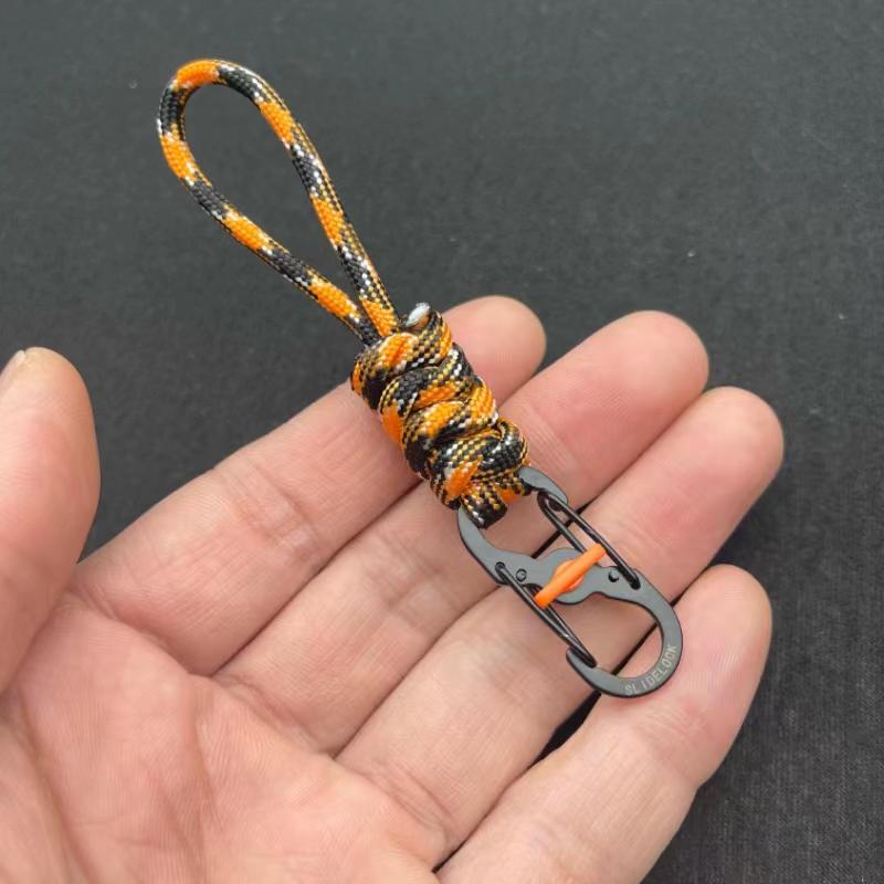 Компактный брелок-антивор из паракорда с запирающимся крючком и пряжкой «восьмерка» для использования на открытом воздухе