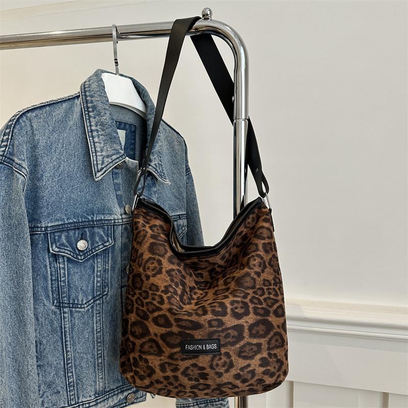 Trendy Korean Vintage Canvas Bucket Bag For Daily Commutes With Soft Structure And Magnetic Closure