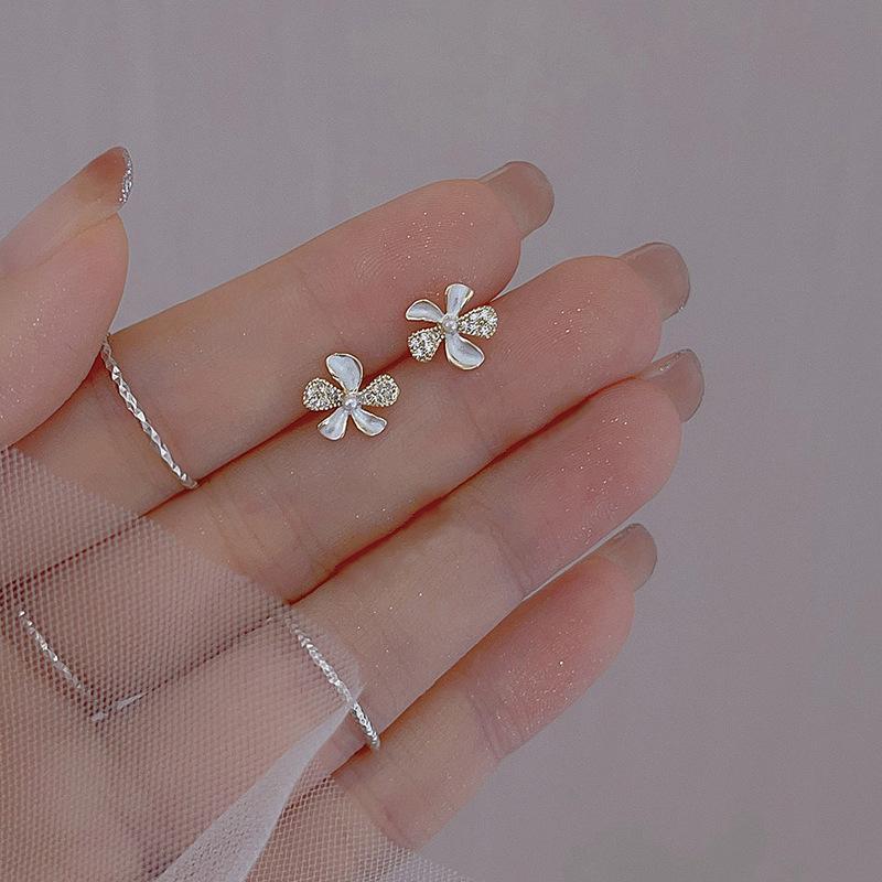 Серьги-гвоздики с белыми цветами, женские простые и маленькие серьги-цветы молочно-белого цвета, летние серьги из трех частей с цирконием