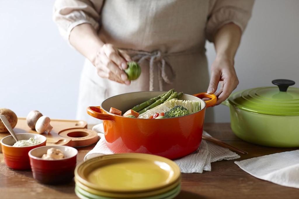 LE CREUSET Эмалированная чугунная кастрюля Cocotte Ronde 22 см Оранжевая Совместима с газовой плитой, индукционной плитой, духовкой