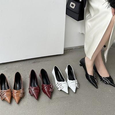 Модные туфли-лодочки с острым носком и пряжкой для женщин 2025 осень новый стиль с мелким вырезом модные и удобные туфли Мэри Джейн