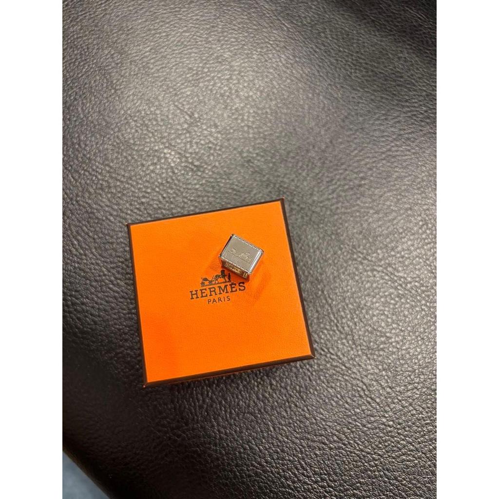 Б/у Кольцо для платка HERMES Hermes Кольцо Twilly Куб Серебристый Цвет С коробкой