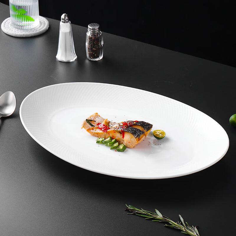 Белая керамическая овальная сервировочная тарелка с текстурой «Алмаз»