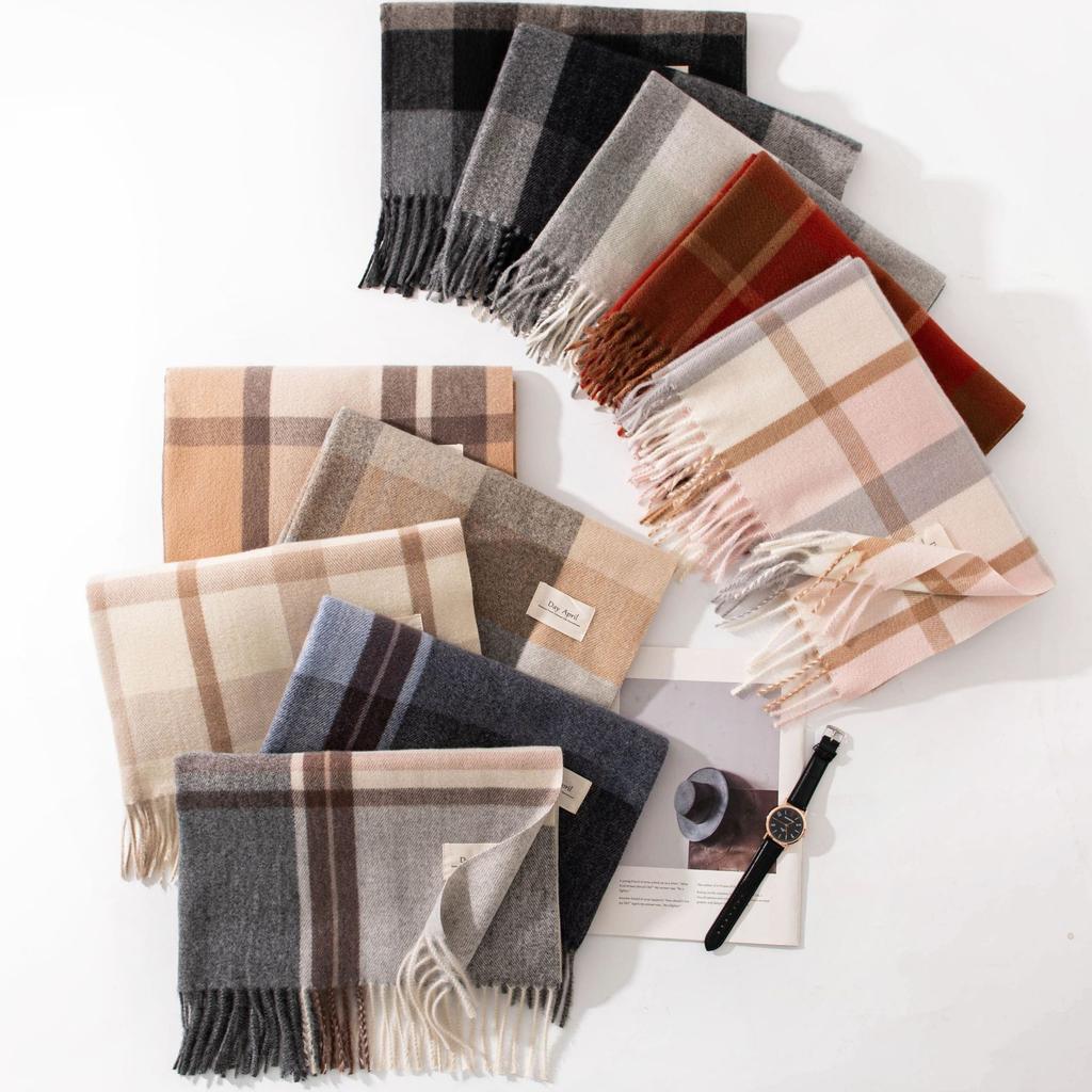 Scarf with A High-end Feel, Versatile, Thick, Autumn and Winter Check Pattern, Warm and Cozy, Soft To The Touch.