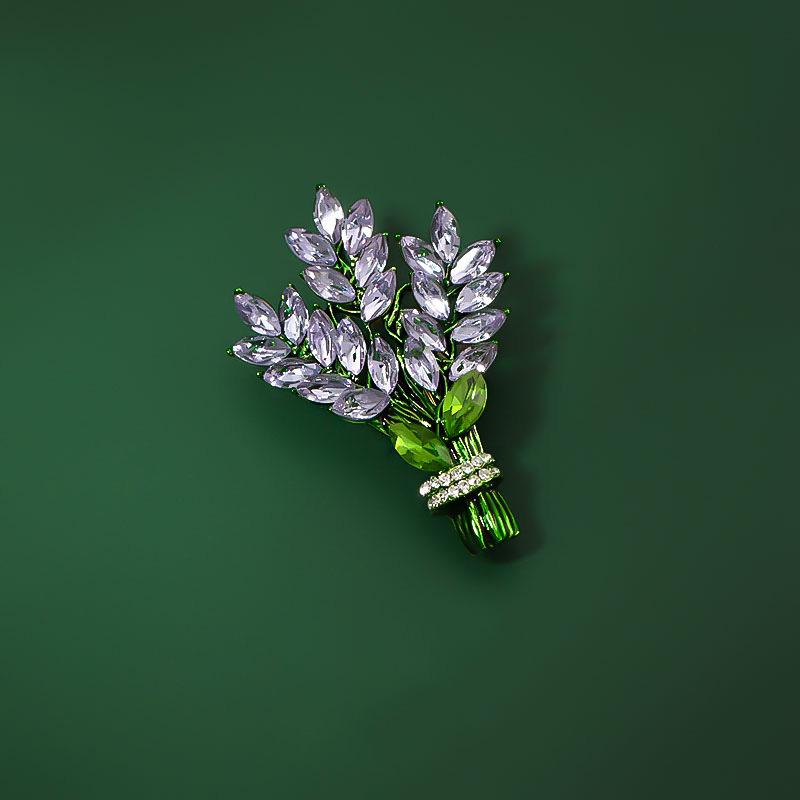 Лавандовая брошь - женский свитер с корсажем в темпераментном дизайне