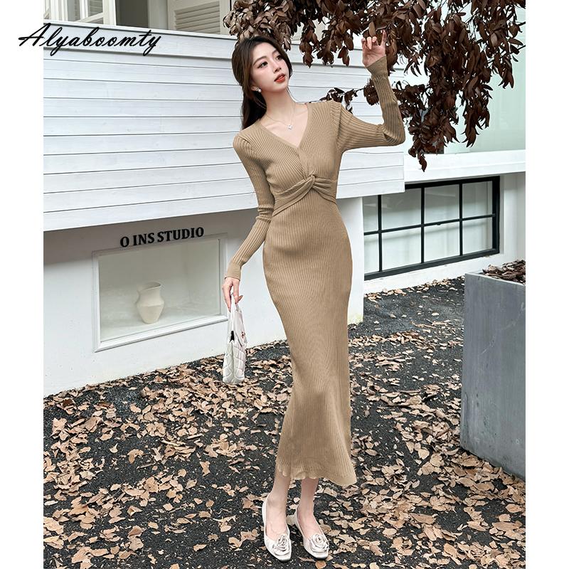 Платье-свитер миди во французском стиле осень-зима с V-образным вырезом бежевого, розового, красного, цвета хаки, трикотажное платье, элегантное женственное трикотажное платье с разрезом