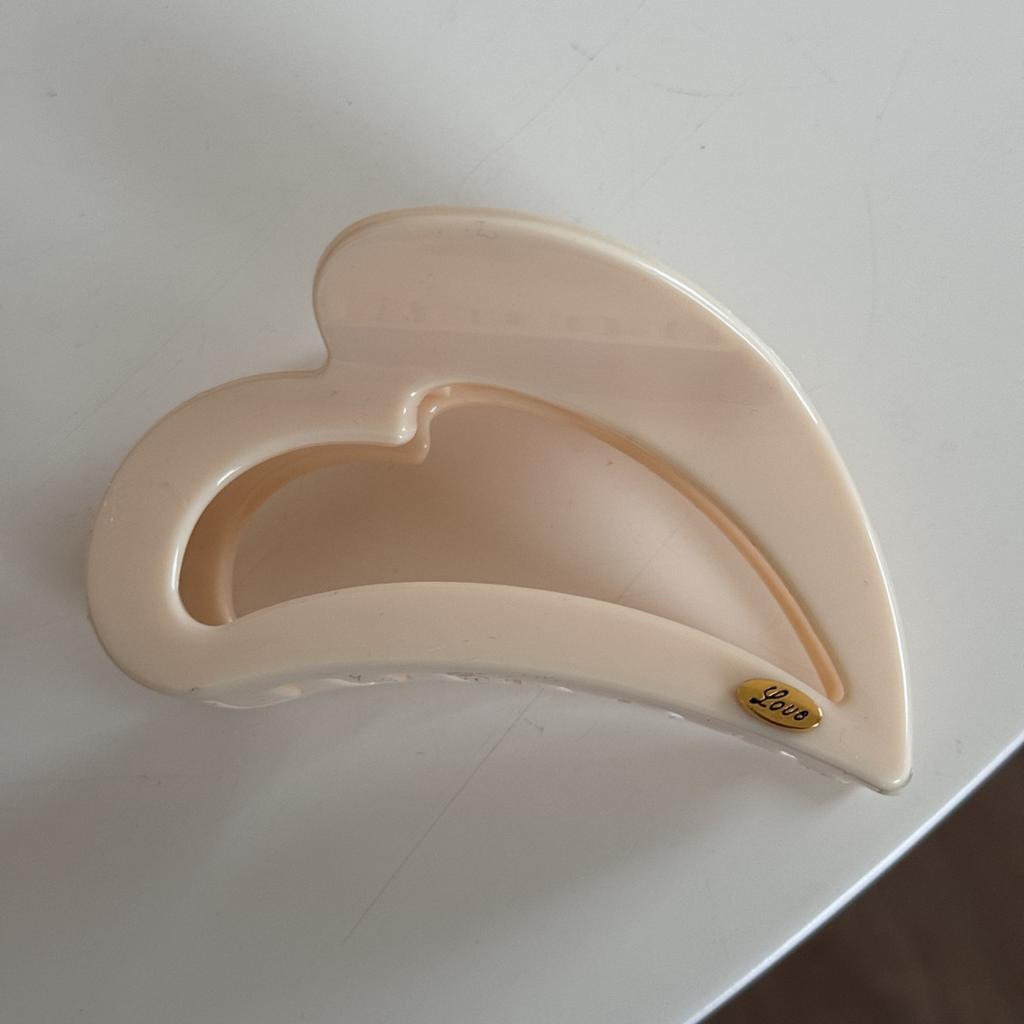 Korean Style Trendy Hairpin for Women Versatile Heart-Shaped and Shark Clip with Letter Logo Elegant Plastic Hair Accessory