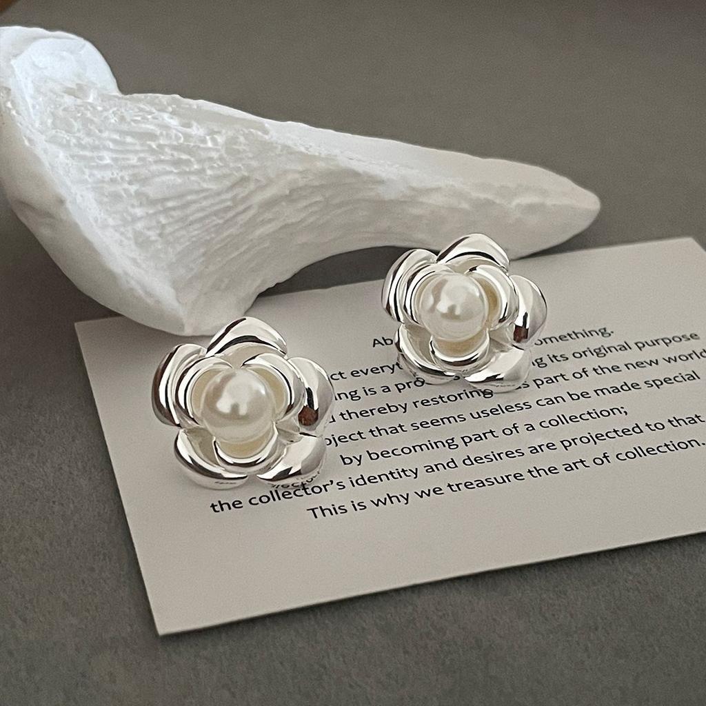 Французские ретро серьги-пусеты с жемчугом, серьги-гвоздики с камелией из серебряной иглы, темперамент леди Сяосян, новые серьги высокого класса.