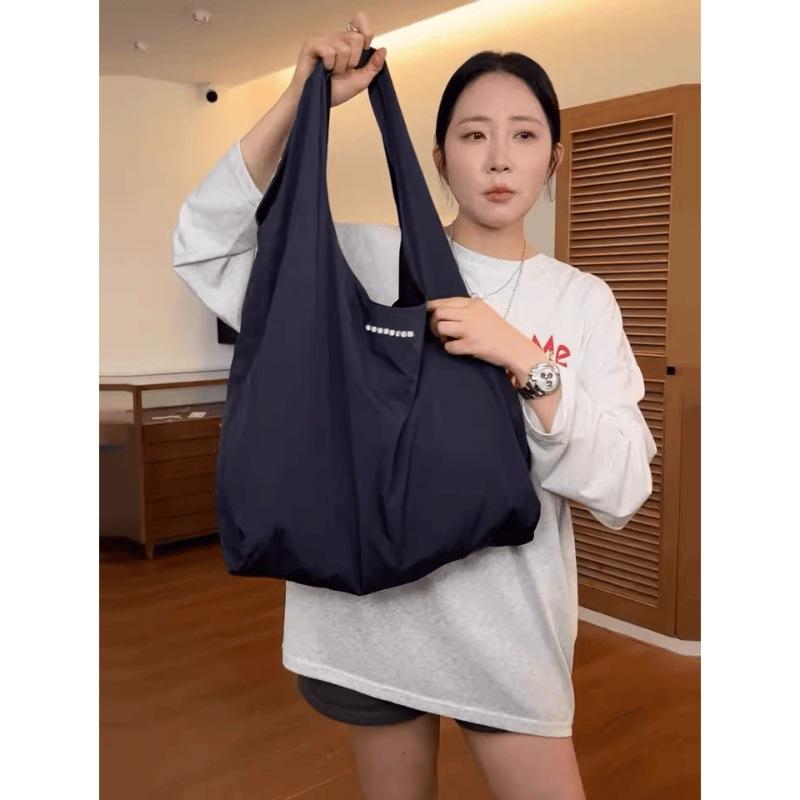 Сумка женская 2025 новая большой вместимости водонепроницаемая нейлоновая сумка-тоут студенческая для занятий на плечо сумка для поездок подмышку