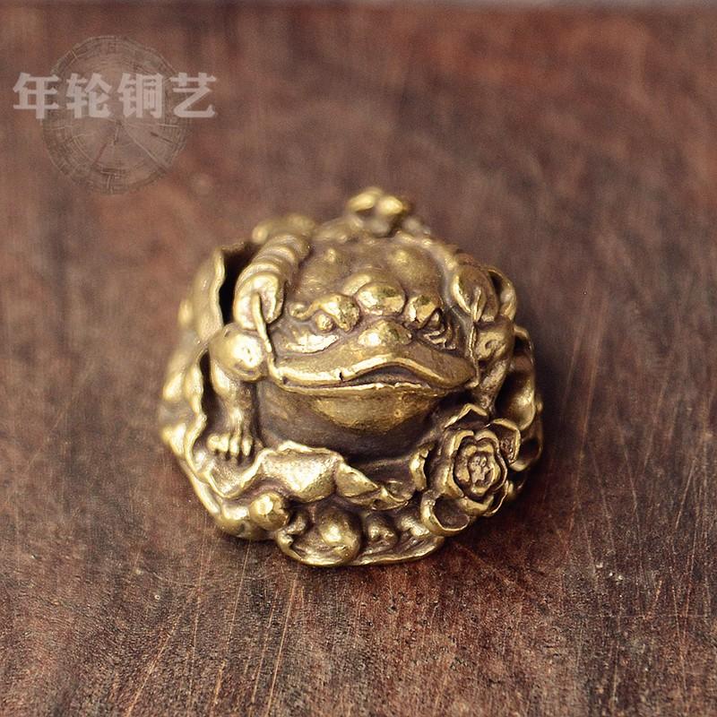 Brass Toad Figurine Desk Decor Feng Shui Wealth Symbol Handheld Copper Ornament Tea Table Home Office