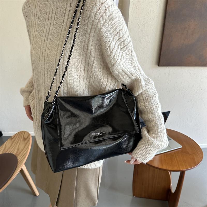 Стильная большая сумка на цепочке через плечо для женщин Черная Серебристая и Кремовая Идеальна для повседневного использования