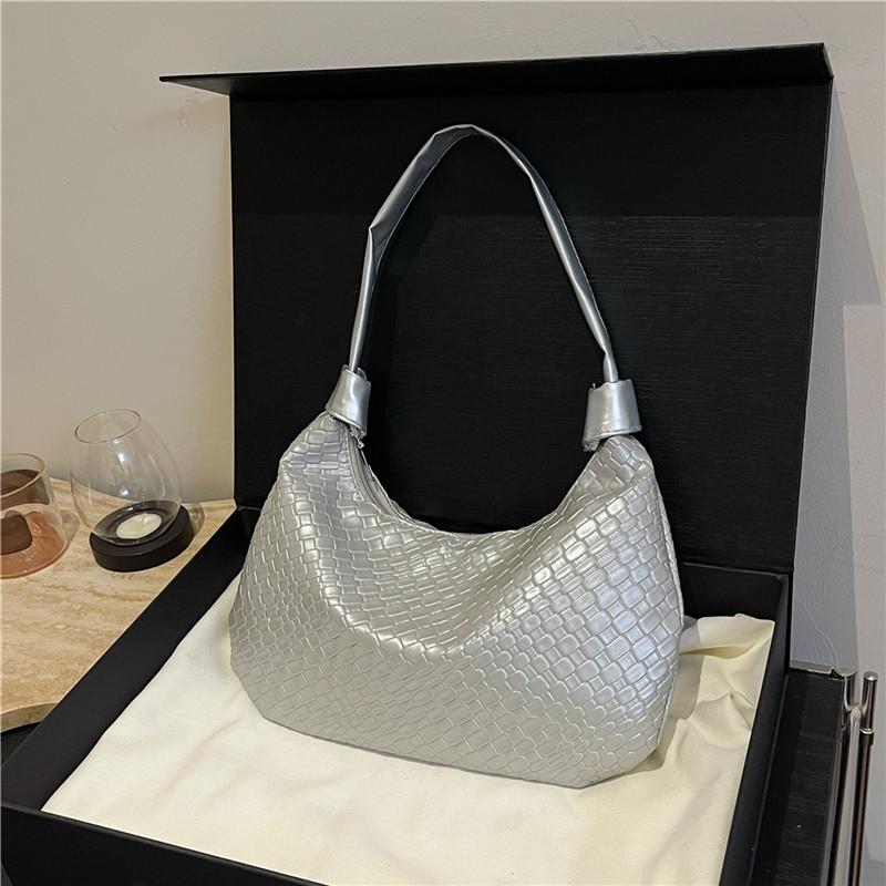 Casual Retro Solid Color Large Capacity New Fashion Woven Pattern Commuting Crescent Armpit Shoulder Bag
