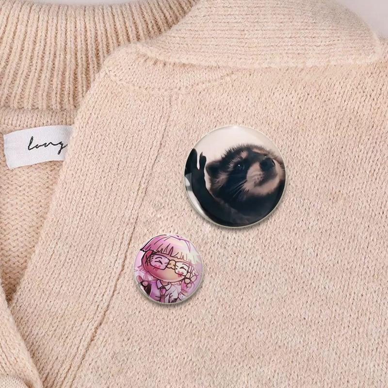 32/44/58 мм милые значки аниме-сериала забавный значок кота енота интересные мультяшные животные броши рюкзак одежда подарок аксессуар