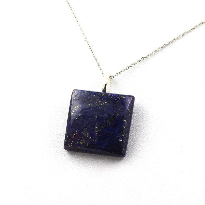 Pierres et Minéraux. Collier Lapis Lazuli. 66.48 ct. Forme rectangle..