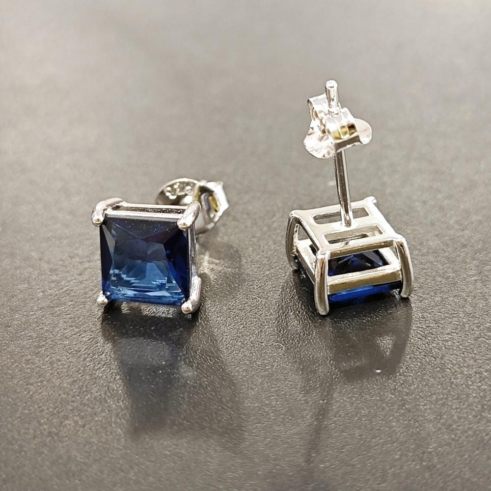 Квадратные серьги-гвоздики из серебра 925 пробы с синим, красным и зеленым цветом и фианитами