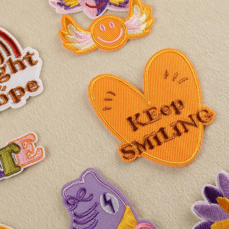 Значок-наклейка с радужной вышивкой - нашивка на аксессуар одежды