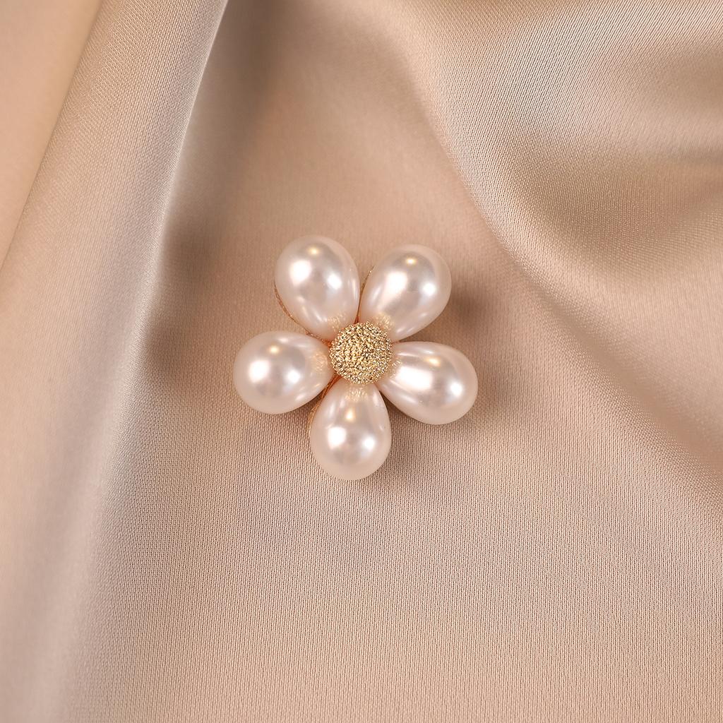 Pearl Petal Anti-glare Brooch, High-end and Light Luxury Clothing Accessories, Pin Ornaments, High-end Anti-glare Clasp