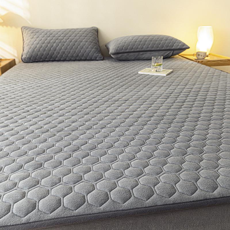 Простая однотонная стеганая простыня из молочного волокна, нескользящий студенческий бытовой матрас, пылезащитный защитный чехол, утолщенная подушка-покрывало