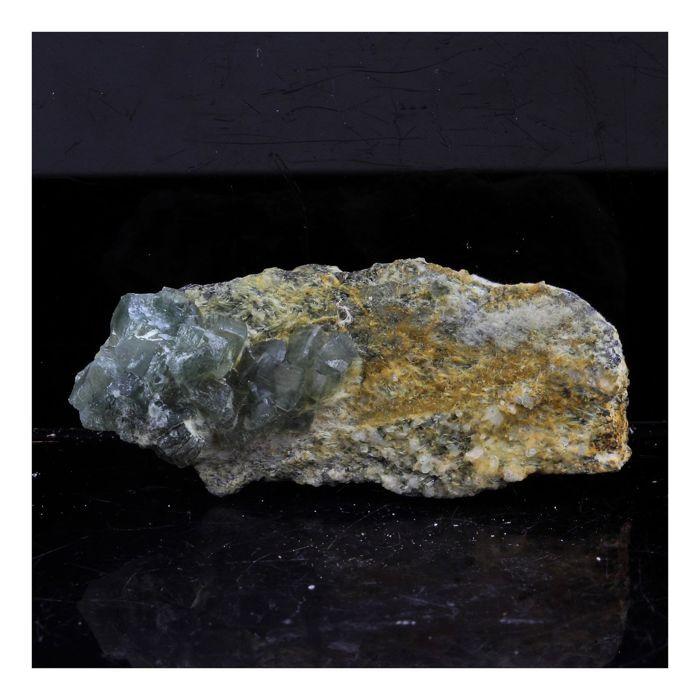 Pierres et Minéraux. Prehnite. 36.0 ct. La Combe de la Selle, St Christophe-en-Oisans, Isère, France.