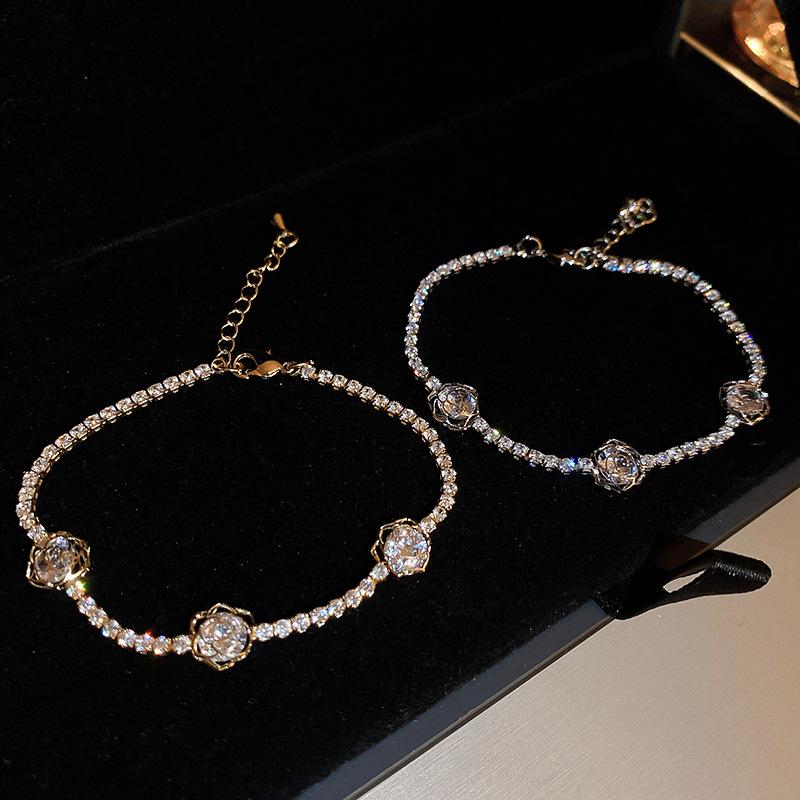 Sweet light luxury zircon flower geometric bracelet fashionable and exquisite temperament adjustable versatile bracelet.