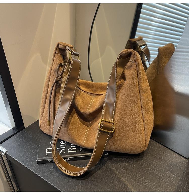 Модная сумка с мягкой лицевой стороной женская 2024 новая осенне-зимняя нишевая сумка-мессенджер на одно плечо под мышку популярная сумка-тоут