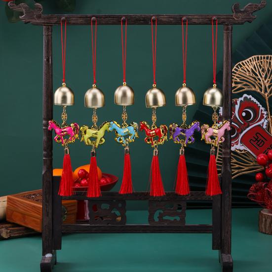 Кулон Лошадь на Китайский Новый год 2026 Фэн-шуй Амулет Зодиакального животного Подвесное украшение с кисточкой и колокольчиком для Удачи Богатства Успеха Дом Магазин Дверь Окно