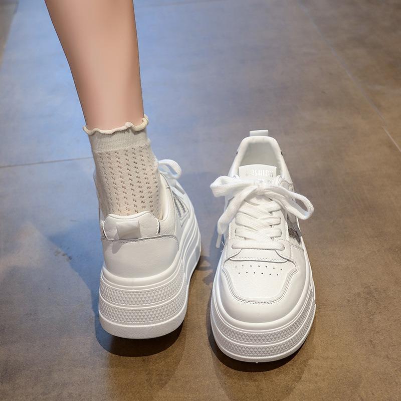 Маленькие белые туфли женские весенние новые с внутренней высотой на толстой подошве универсальные спортивные и для отдыха маленькие кожаные кеды прилив