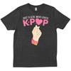 Просто Девушка, Которая Любит K Pop Пальцевое Сердечко Kpop Мерч Футболка