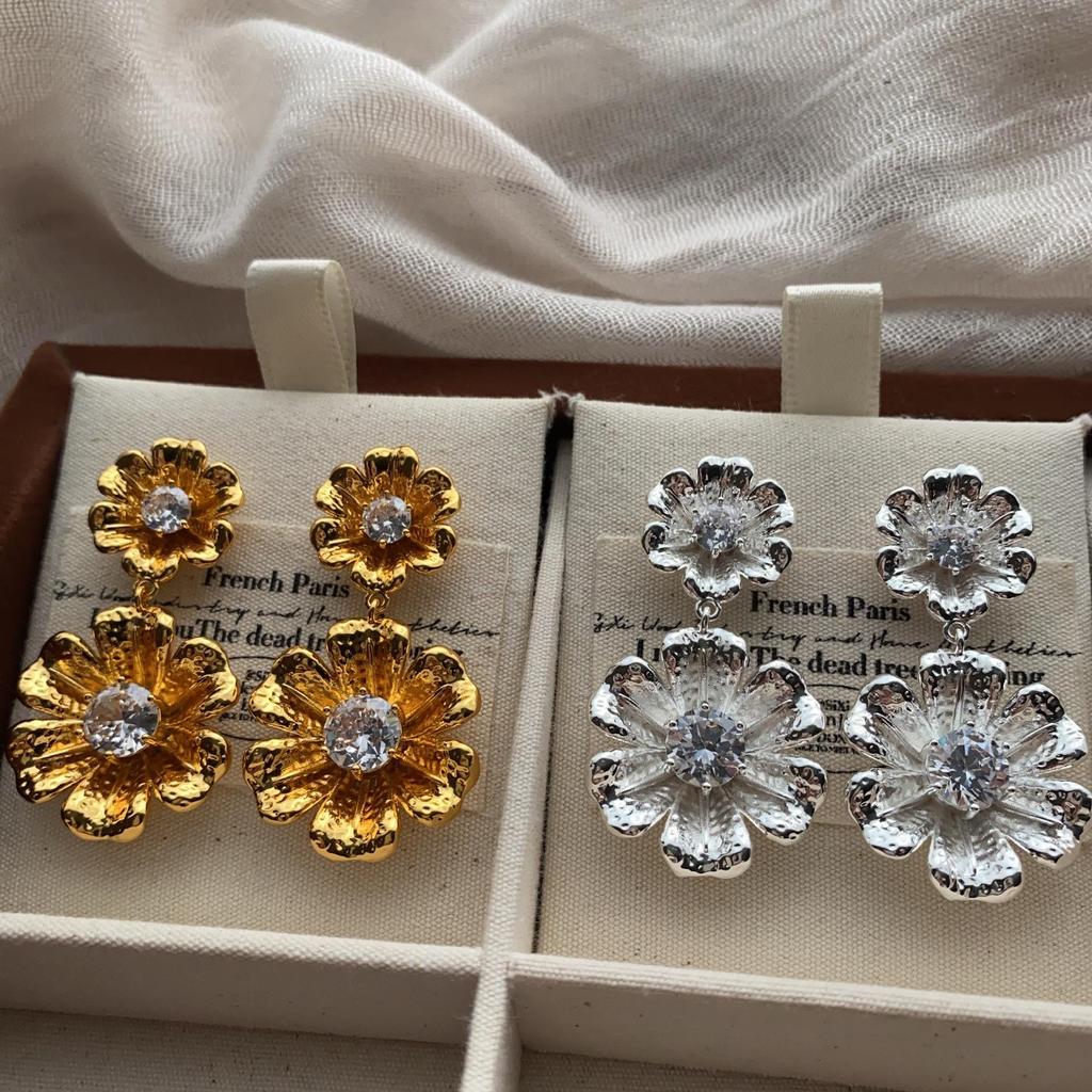 Star Pair Flower Table With Diamonds, Flower Romantic Stud Earrings, Retro Niche Versatile Earrings, Personalized Temperament Earrings.