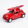 1:36 Красный литой автомобиль Volkswagen Beetle с доской для серфинга, Металлическая модель с механизмом оттягивания и открывающимися дверями, Ретро-игрушка для летнего пляжа для детей