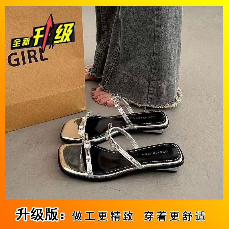 Лето 2025 новый популярный французский красивый темперамент крутые тапочки женские высококлассные для улицы модные серебристые сандалии на плоской подошве